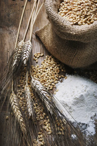 有機小麦粉 レトロなバッグと素朴な木製のテーブルに小麦の穂全粒小麦粒ヴィンテージのある静物 — ストック写真