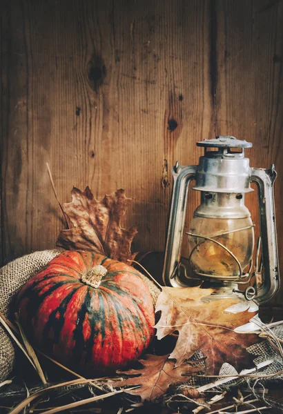 Stilleven Met Halloween Pompoen Vintage Lantaarn Rustieke Houten Achtergrond Happy — Stockfoto