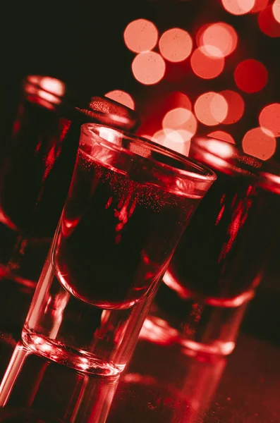 Röd Cocktailar Snapsglas Över Röda Bokeh Ljus Bakgrund Skott Bardisk — Stockfoto