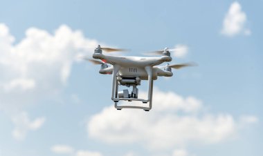 Havada uçan dijital kameralı bir dron. Havadan görüntü ve görüntü için modern teknoloji.