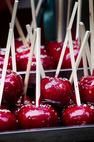 Maçã Doce Vermelha Mercado Justo Férias Closeup Maçãs Vitrificadas Doces — Fotografia de Stock