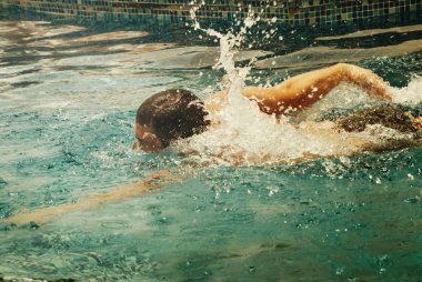 Yüzme havuzunda yüzme yüzücü tren genç adam. Rekreasyon açık su sporları. Vintage ve retro görüntü.
