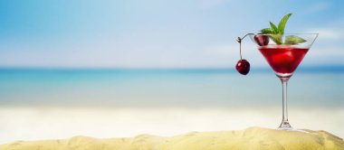 Kiraz kokteyl martini cam tropikal kumlu plaj afiş. Yaz tatil tatil ve plaj tasarım parti. Island resort beach bar arka plan. Happy hour içecek menüsü.