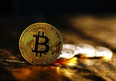 Altın bitcoin Btc cryptocurrency siyah ve altın arka plan üzerinde closeup. Sanal para ve blockchain kavramı.