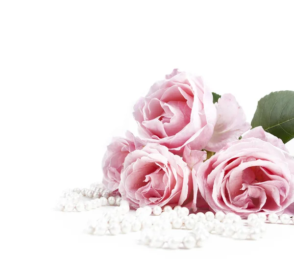 Mooie Pastel Roze Rozen Bos Elegante Bruids Parels Geïsoleerd Witte — Stockfoto