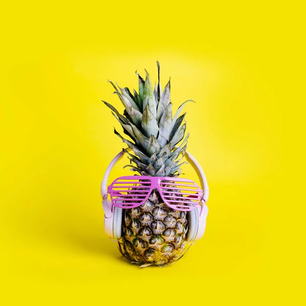 Moda Fruta Piña Moda Con Auriculares Gafas Sol Escuchar Música — Foto de Stock