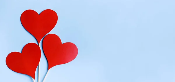 上からパステル ブルー背景の赤いバレンタインの心 バレンタインデーのお祝いバナー 創造的な最低限の愛の概念 ハート風船平面図です バレンタイン Pop アートのカラフルなシンプルなデザイン レイアウト — ストック写真