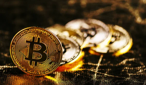 Altın bitcoin Btc cryptocurrency siyah ve altın arka plan üzerinde closeup. Sanal para ve blockchain kavramı.