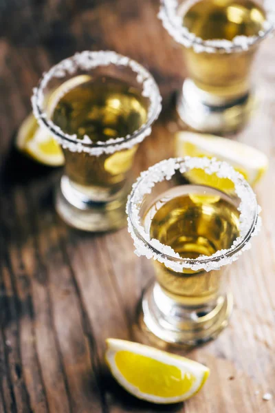 Altın Meksika Tekila Shot Cam Limon Tuz Vintage Ahşap Masa — Stok fotoğraf