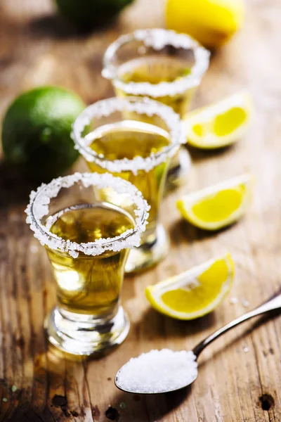 Tequila Messicana Dorata Bicchierino Con Lime Sale Tavolo Legno Vintage — Foto Stock
