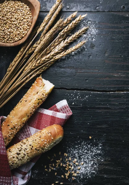 Pane Baguette Fresco Francese Farina Biologica Grano Integrale Tavola Legno — Foto Stock