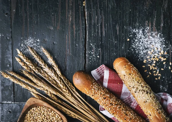 新鲜的法式面包面包 有机面粉和全麦在深复古木板上形成上面 可欣赏到传统烘焙面包的美景 面包店菜单背景 — 图库照片