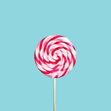 Pastel mavi arka plan üzerinde renkli kırmızı ve pembe lolipop. Tatlı şeker şeker girdap modern moda tarzı. En az düz tasarım yatıyordu. Yemek eğlenceli çocuklar konsepti için.