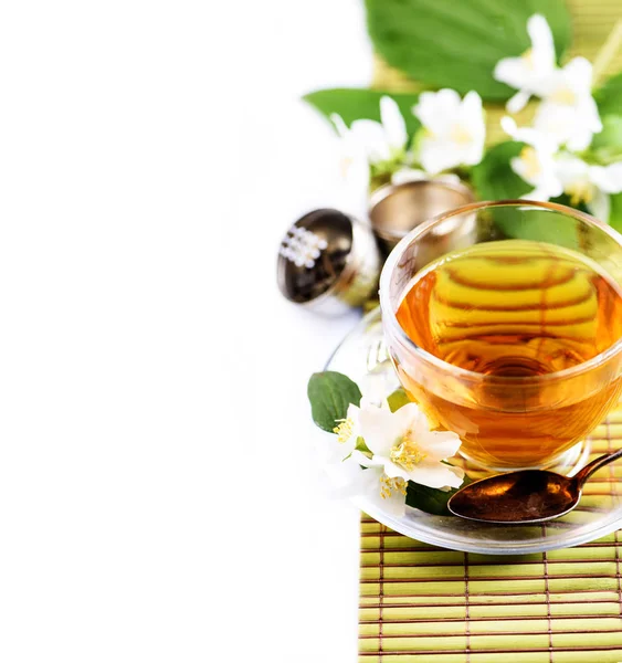 ハーブ緑茶ジャスミンの花 Cpyspace と白い背景に分離された透明なティーカップの罫線 ガラスのコップでの伝統的なアジアのホット飲料 代替医療の健康的なオーガニック ハーブ — ストック写真