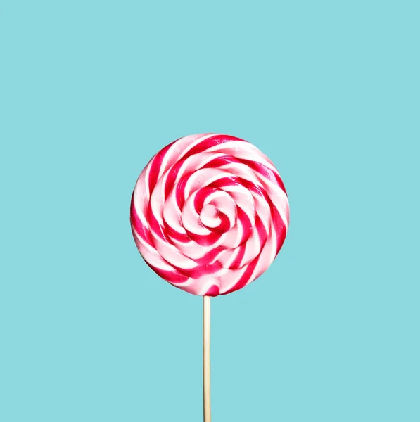 Kleurrijke Rode Roze Lollipop Pastel Blauwe Achtergrond Zoete Kandijsuiker Swirl — Stockfoto