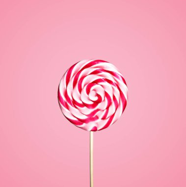 Pastel pembe bir arka plan üzerinde renkli kırmızı ve beyaz lolipop şeker. Tatlı şeker şeker girdap modern moda tarzı. En az düz tasarım yatıyordu. Yemek eğlenceli çocuklar konsepti için. 