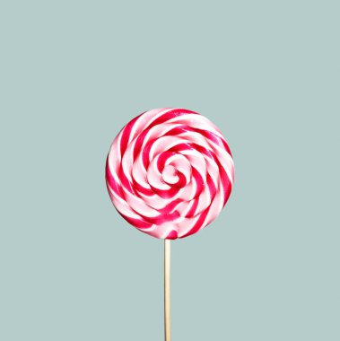 Pastel vintage mavi arka plan üzerinde renkli pembe ve beyaz lolipop. Tatlı şeker şeker girdap modern moda tarzı. En az düz tasarım yatıyordu. Yemek eğlenceli çocuklar konsepti için.