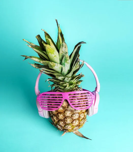 Módní Trendy Ananas Plody Sluchátky Sluneční Brýle Poslouchat Hudbu Přes — Stock fotografie