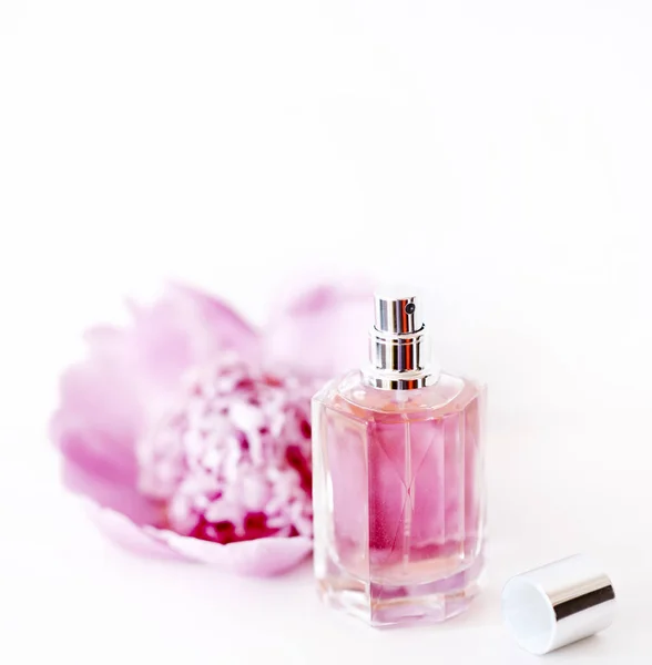 Luxusní Parfém Láhev Růžová Pivoňka Květ Izolovaných Bílém Pozadí Ženské — Stock fotografie