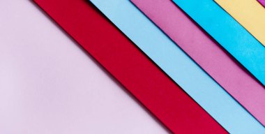 Geometri şekli düz trendy pastel renklerle yatıyordu. Renkli gökkuşağı kağıt yaratıcı doğrusal arka plan. En az canlı sanat tasarım. 