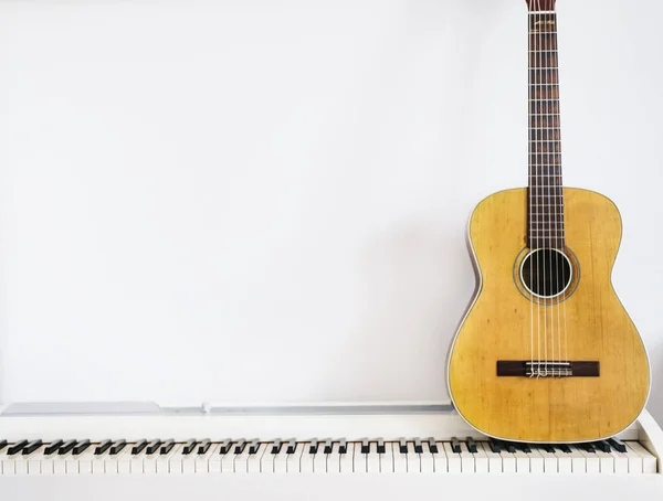 Guitarra Acústica Teclado Piano Frente Parede Branca Instrumento Musical Fundo — Fotografia de Stock