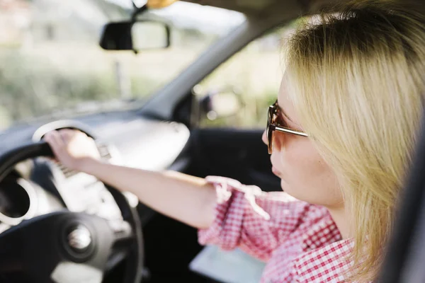 Young blond woman with sunglasses driving car. — Stock Photo, Image