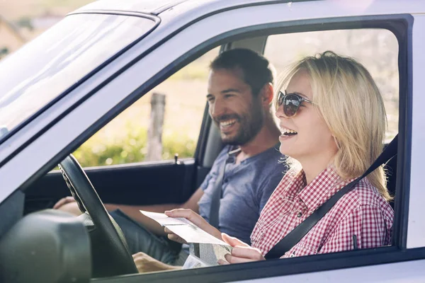 Happy couple traveling by car in nature and looking in map. Care — Stock Photo, Image