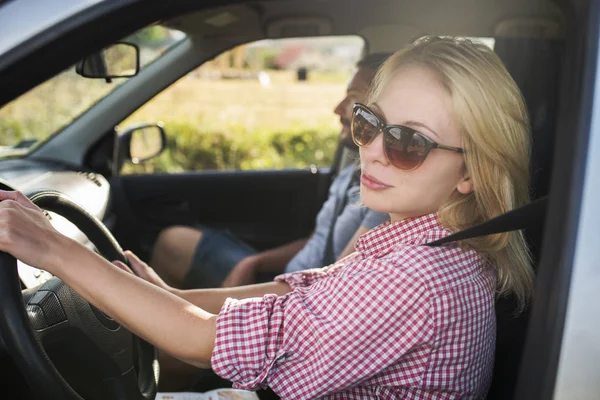 Pareja feliz viajando en coche en la naturaleza. Sin preocupaciones amigo travele — Foto de Stock