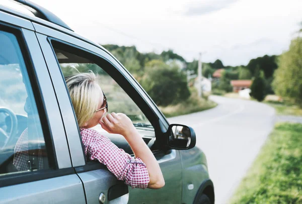 Letní dovolenou cestovat roadtrip do krajiny. Mladí bokovky blo — Stock fotografie