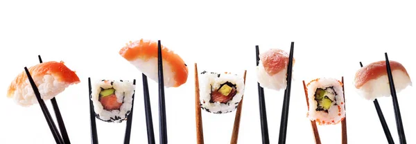 Rolos de sushi criativos em pauzinho de bambu isolado em backg branco — Fotografia de Stock