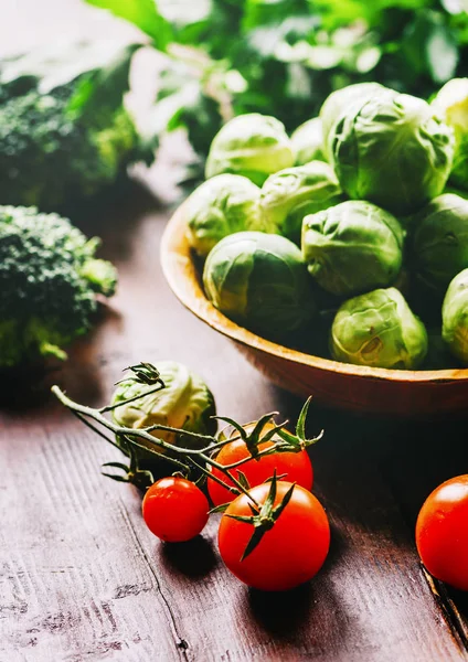 Brussel gro, körsbär tomat, broccoli, persilja och greener på r — Stockfoto