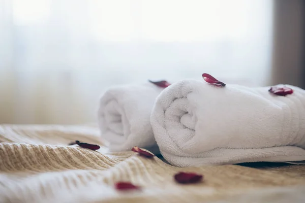 Quarto de hotel spa de luxo para fim de semana romântico . — Fotografia de Stock