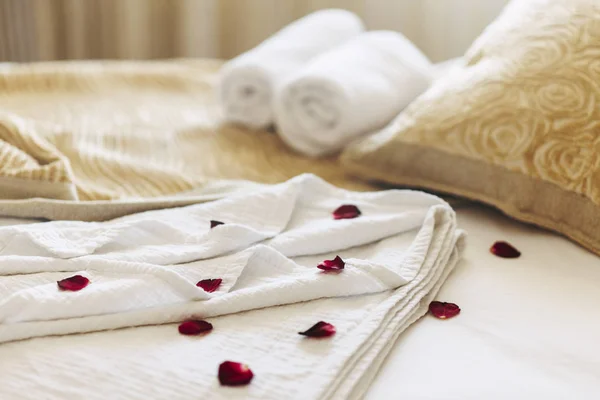 Lyxigt spa hotellrum för romantisk helg. — Stockfoto