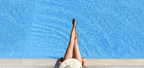 Femme sexy en bikini et chapeau de soleil relaxant dans la piscine . — Photo