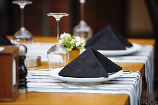 Mesa de restaurante servida para la cena — Foto de Stock