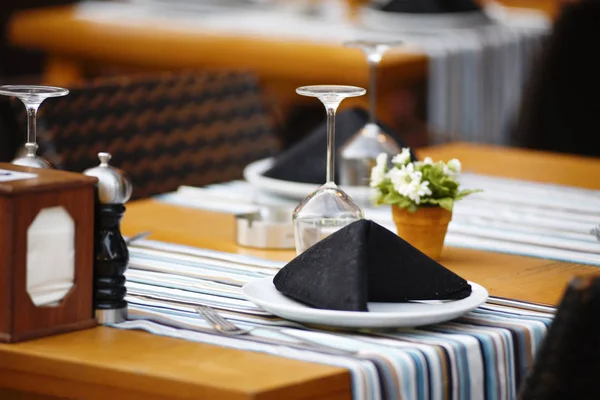 Mesa de restaurante servida para la cena — Foto de Stock