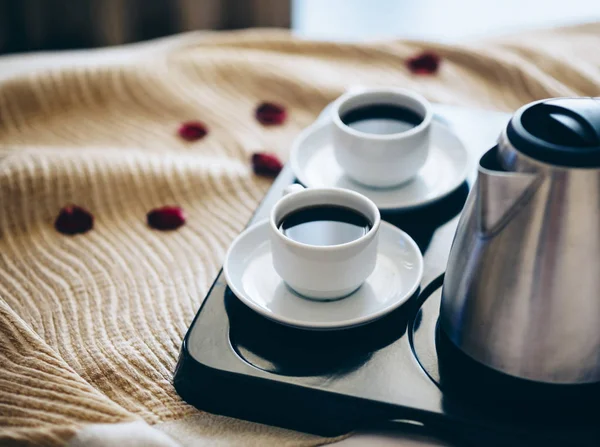 침실에서 블랙 커피와 아침 식사. — 스톡 사진