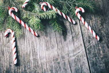 Vintage ahşap arka plan üzerinde Noel ağacı dekorasyon. Yeni yıl