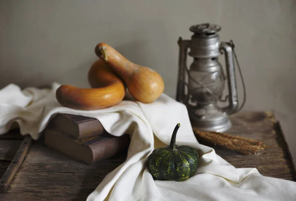 빈티지 랜턴과 호박 야채와 가을 정물 생활에 — 스톡 사진