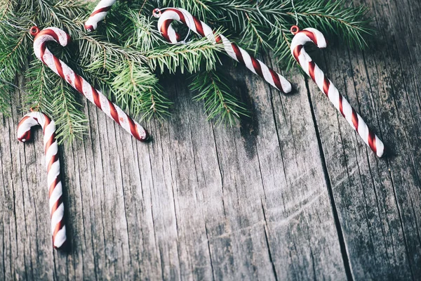 Decoración del árbol de Navidad sobre fondo de madera vintage. Año nuevo —  Fotos de Stock