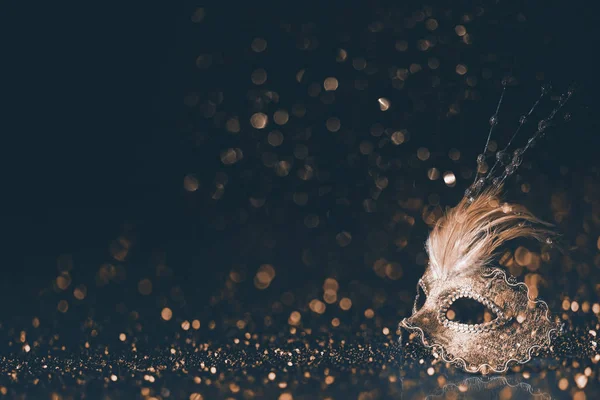 Luxus venezianische Maske auf dunklem godlen Bokeh Hintergrund. Neujahr ein — Stockfoto