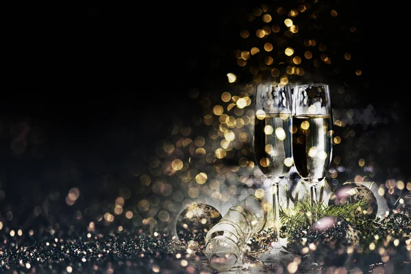 Två champagneglas och juldekoration över Dark Golden — Stockfoto