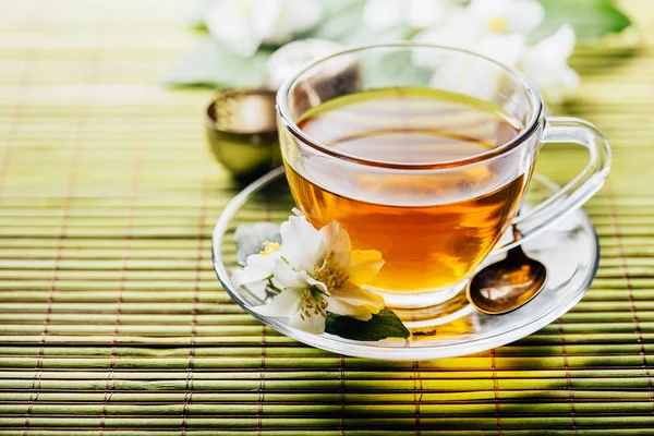 Glass of hot herbal tea on bamboo background closeup. Teacup wit — Stock Photo, Image