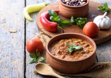 Retro kil tencerede pişirilen domates soslu geleneksel pişmiş fasulye