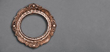 Kırsal dokulu arka planda süslü barok süslemeleri olan klasik lüks altın çerçeve. İç tasarım için geçmişe dönük resim çerçevesi.