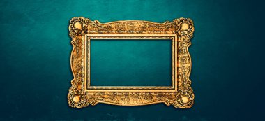 Kırsal desenli duvar zemininde süslü barok süslemeleri olan klasik lüks altın çerçeve. İç tasarım için geçmişe dönük resim çerçevesi.