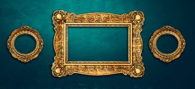 Kırsal desenli duvar zemininde süslü barok süslemeleri olan klasik altın çerçeveler. İç tasarım için geçmişe dönük resim çerçeveleri.