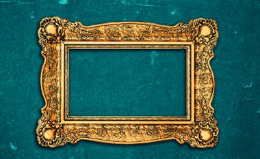 Kırsal desenli duvar zemininde süslü barok süslemeleri olan klasik lüks altın çerçeve. İç tasarım için geçmişe dönük resim çerçevesi.