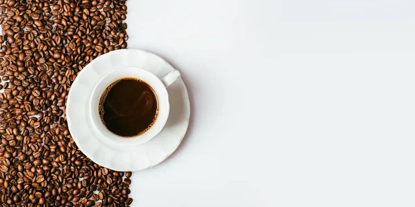 Draufsicht Auf Kaffeetasse Auf Kaffeebohnen Textur Und Weißem Hintergrund Minimal — Stockfoto