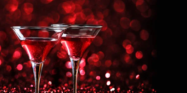 Zwei Martini Gläser Vor Rotem Bokeh Hintergrund Luxus Cocktail Drink — Stockfoto